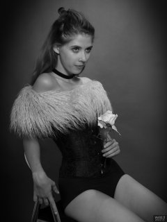 2018-07-25 Twinklenose, in tightly-laced black underbust corset worn over black bra and black pantie girdle, worn as hotpants