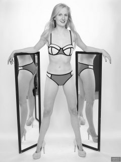 2018-09-01 Christina Elsom - in blue multicoloured neoprene bikini with 120cm mirrors