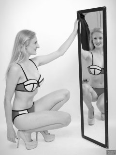 2018-09-01 Christina Elsom - in blue multicoloured neoprene bikini with 120cm mirrors