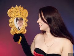 2018-10-21 Darya (DaryaM) head shot with mirror