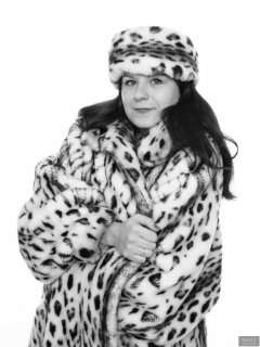 2018-10-21 Darya (DaryaM) in vintage fur coat (synthetic) and matchig hat