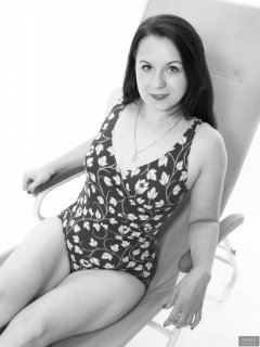 2018-10-21 Darya (DaryaM) in vintage maroon and gold tummy-contol swimsuit