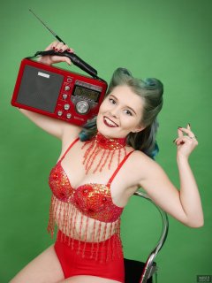 2018-11-04 Sophie Pixie litening to red Eton field radio,  in red belly-dance top and red pocket-girdle worn as hotpants