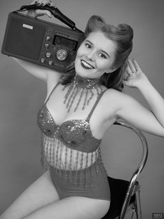 2018-11-04 Sophie Pixie litening to red Eton field radio,  in red belly-dance top and red pocket-girdle worn as hotpants