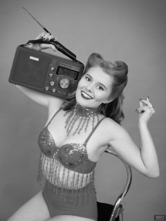 2018-11-04 Sophie Pixie litening to red Eton field radio,  in red belly-dance top and red pocket-girdle worn as hotpants