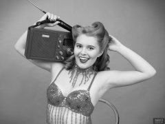 2018-11-04 Sophie Pixie litening to red Eton field radio,  in red belly-dance top and red pocket-girdle worn as hotpants
