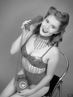 2018-11-04 Sophie Pixie using Trimphone,  in red belly-dance top and red pocket-girdle worn as hotpants