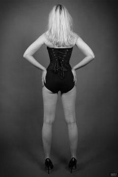 2019-01-12 Domii in tightly-laced black underbust corset, worn over black boob tube and black pantie girdle, worn as hotpants