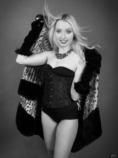 2019-01-12 Domii in tightly-laced black underbust corset, worn over black boob tube and black pantie girdle, worn as hotpants