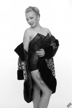 2019-05-25 KL Modelling - in her own black corset worn over black strapless bra top and black Style 210 control briefs, worn as hotpants