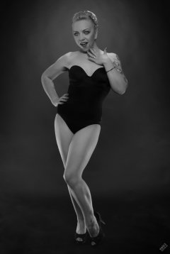 2019-05-25 KL Modelling - in tight black Miraclesuit bodyshaper