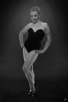 2019-05-25 KL Modelling - in tight black Miraclesuit bodyshaper