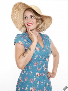 2019-09-07 VZ-Retro - summery look - wearing large straw hat and her own blue flowery dress