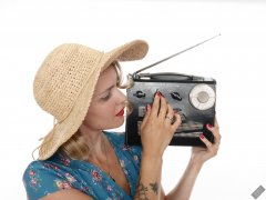 2019-09-07 VZ-Retro - summery look - listing to Roamer 10 multiband radio, wearing large straw hat and her own blue flowery dress