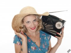 2019-09-07 VZ-Retro - summery look - listening to Roamer 10 multiband radio, wearing large straw hat and her own blue flowery dress