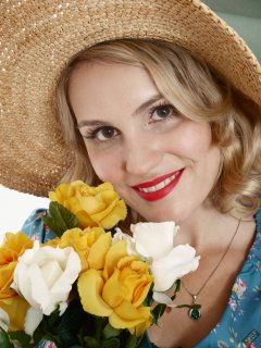 2019-09-07 VZ-Retro - summery look - wearing large straw hat and her own blue flowery dress
