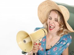 2019-09-07 VZ-Retro - summery look - wearing large straw hat and her own blue flowery dress