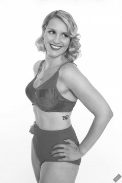 2019-09-07 VZ-Retro - in red bra and girdle