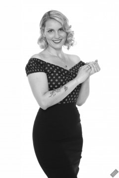 2019-09-07 VZ-Retro - in her own black and red polka-dot top and tight black pencil skirt