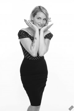 2019-09-07 VZ-Retro - in her own black and red polka-dot top and tight black pencil skirt