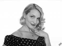 2019-09-07 VZ-Retro - in her own black and red polka-dot top