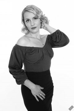2019-09-07 VZ-Retro - in her own green top and tight black pencil skirt