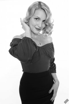 2019-09-07 VZ-Retro - in her own green top and tight black pencil skirt