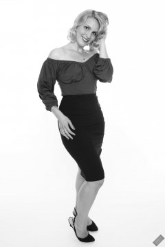 2019-09-07 VZ-Retro - in her own green top and tight black pencil skirt