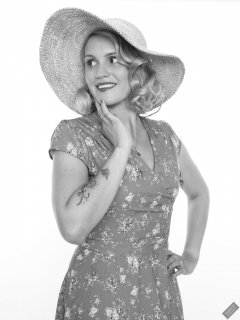 2019-09-07 VZ-Retro - summery look - wearing large straw hat and her own blue flowery dress