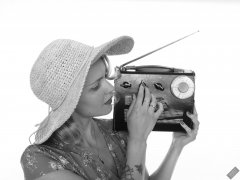 2019-09-07 VZ-Retro - summery look - listing to Roamer 10 multiband radio, wearing large straw hat and her own blue flowery dress