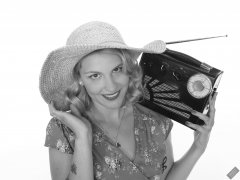 2019-09-07 VZ-Retro - summery look - listening to Roamer 10 multiband radio, wearing large straw hat and her own blue flowery dress