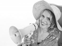 2019-09-07 VZ-Retro - summery look - wearing large straw hat and her own blue flowery dress