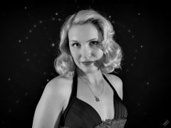 2019-09-07 VZ-Retro - in corset - lit by LED, with laser-gobo background