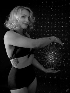 2019-09-07 VZ-Retro - in black bra top and black "style 210" pantie girdle, worn as hotpants - lit by LED, with laser-gobo background