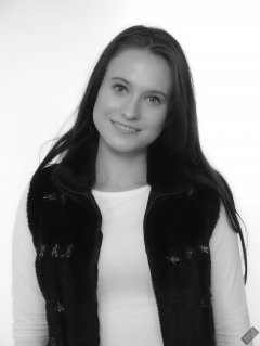 2019-09-21 Kristine Gold - in her own clothes as she arrived at the studio