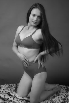 2019-09-21 Kristine Gold - in matching bright red vintage-style bra and red pocket girdle worn as hot-pants