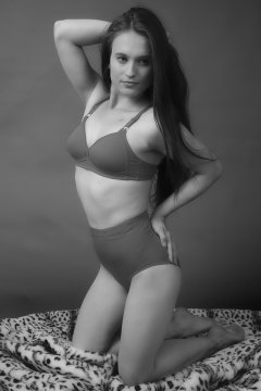 2019-09-21 Kristine Gold - in matching bright red vintage-style bra and red pocket girdle worn as hot-pants