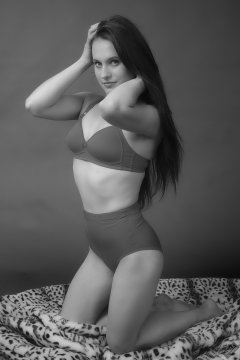 2019-09-21 Kristine Gold - in matching bright red vintage-style bra and red pocket girdle worn as hot-pants