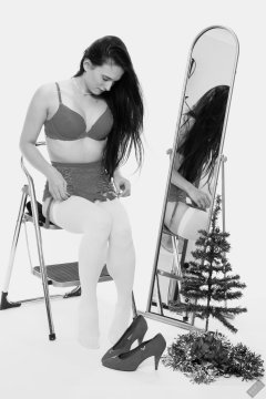 2019-12-14 Kristine Gold vintage pinup christmas shoot in red bra and girdle, mirror shot