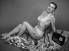 2020-01-18 Danni Moss in her own yellow vintage-style bikini