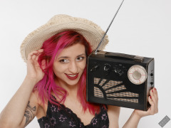 2022-07-02 Mave D listens to a vintage Radio Exchange Roamer Ten multi-band radio receiver
