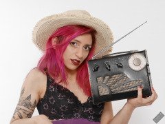 2022-07-02 Mave D listens to a vintage Radio Exchange Roamer Ten multi-band radio receiver
