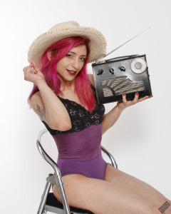 2022-07-02 Mave D listens to a vintage Radio Exchange Roamer Ten multi-band radio receiver