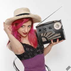 2022-07-02 Mave D listens to a vintage Radio Exchange Roamer Ten multi-band radio receiver