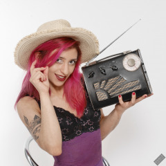 2022-07-02 Mave D listens to a vintage Radio Exchange Roamer Ten multi-band radio receiver