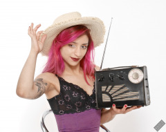 2022-07-02 Mave D listens to a vintage Radio Exchange Roamer Ten multi-band radio receiver