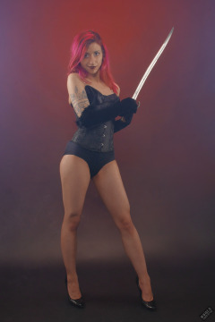 2022-07-02 Mave D in tightly-laced black underbust corset, over black bra and vintage girdle worn as hotpants