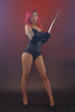 2022-07-02 Mave D in tightly-laced black underbust corset, over black bra and vintage girdle worn as hotpants