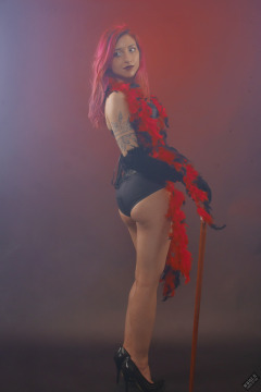 2022-07-02 Mave D in tightly-laced black underbust corset, over black bra and vintage girdle worn as hotpants