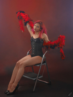 2022-07-02 Mave D in tightly-laced black underbust corset, over black bra and vintage girdle worn as hotpants